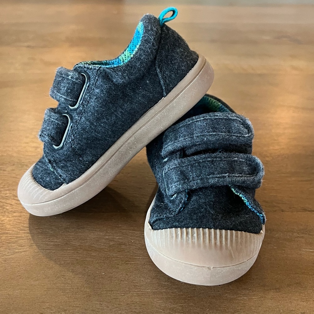 ⚡️ 3/$20 Gray Velcro Shoes - size 5 toddler - charcoal - boy